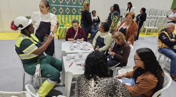 alunas demonstram produtos reciclados #paratodosverem 