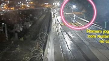 vídeo mostra homem filmado pelas câmeras após crime #paratodosverem  