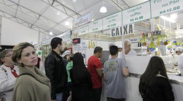 Alerta: quem manipula comida não pode mexer com dinheiro