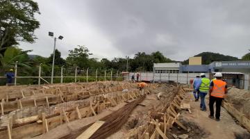 Avança construção de quadra esportiva na área continental de Santos