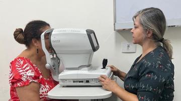 mulher é examida por outra com uso de equipamento. #paratodosverem