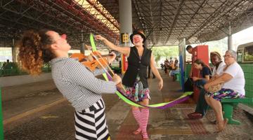 artistas fazem performance de circo #paratodosverem 