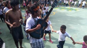 Estudantes em Santos aprendem com tribo de etnia Guarani