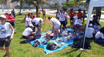 Mutirão retira lixo e conscientiza sobre limpeza das praias