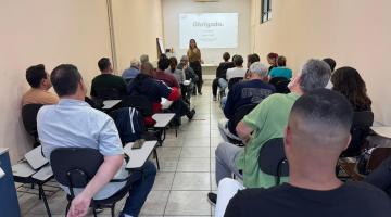 pessoas assistem aula em sala. #paratodosverem