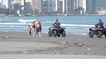 guardas em quadriciclos abordam pessoas na orla #paratodosverem 