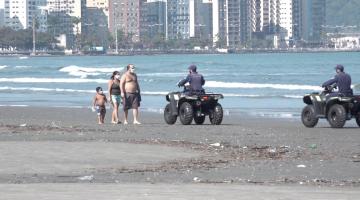 guardas em quadriciclos abordam pessoas na orla #paratodosverem 