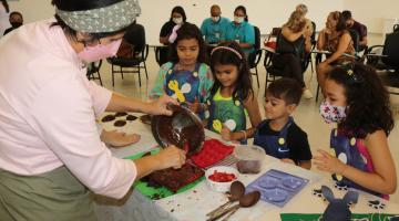 chef mostra a crianças como fazer ovo de chocolate #paratodosverem