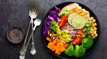 prato de comida completo com legumes, proteínas, grãos e verduras. #paratodosverem 