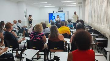 alunos assistem aula em auditório. #paratodosverem