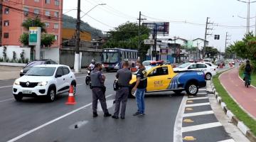 policiais, agentes do turismo, da CET na pista. carros passam #Paratodosverem