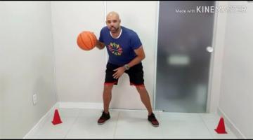 em vídeo, professor está com bola de basquete #paratodosverem