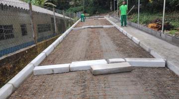 trecho de rua sendo preparada para pavimentação. Ao lado direito, a calçada recém-construída. #paratodosverem