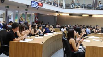 jovens vereadores sentados na cerimônia #paratodosverem