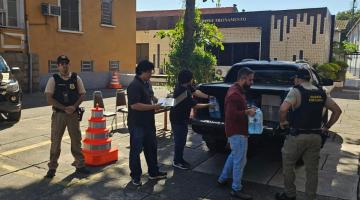 pessoas carregando donativos na sede da autoridade portuária #paratodosverem 