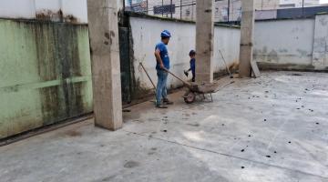 homens trabalham em obra de quadra esportiva. #paratodosverem 