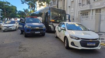 ônibus cercado por viatura e carro da prefeitura #paratodosverem