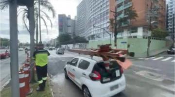 carros passam em via liberada após obras. #paratodosverem 