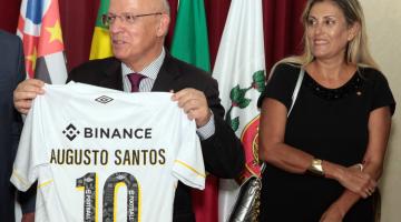 autoridade mostra camisa do Santos que ganhou #paratodosverem 