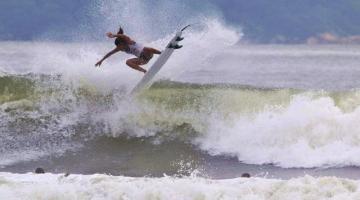 surfista faz manobra em onda #paratodosverem