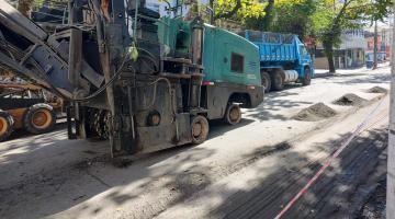 máquina na pista para remover asfalto antigo. #paratodosverem