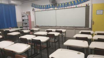 Sala de escola com carteiras vazias. #Paratodosverem