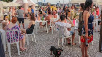 feira com pessoas sentadas #paratodosverem