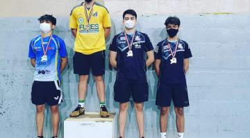 Quatro atletas no pódio com medalhas #paratodosverem