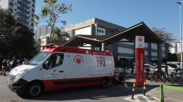 Ambulância do Samu na entrada do complexo Rebouças. #Pracegover