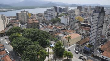 Foto aérea do Centro de Santos com praça em primeiro plano. #paratodosverem