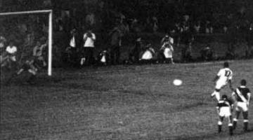 foto de Pelé chutando o pênalti que originou o milésimo gol #pracegover 