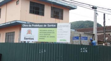 fachada de prédio com tapume e placa informativa de obra. #paratodosverem 