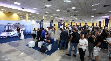 vista do terminal de passageiros com pessoas circulando. #paratodosverem 