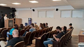 pessoas no auditório acompanhando a palestra #paratodosverem 