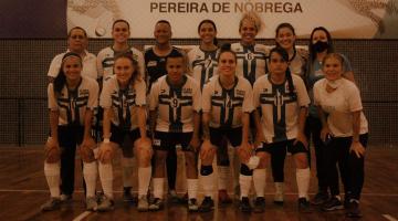 Jogadoras de futsal perfiladas #paratodosverem