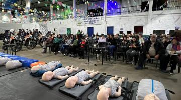 bonecos para simular massagem cardíaca sobre uma mesa. #paratodosverem