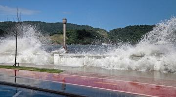ondas batem em mureta em dia de ressaca #paratodosverem