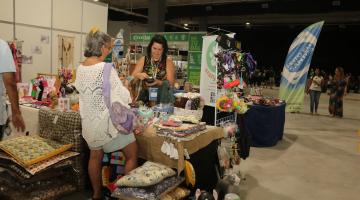 empreendedora trabalhando em feira #paratodosverem