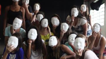 Várias pessoas estão cobrindo o rosto com uma máscara branca. #paratodosverem