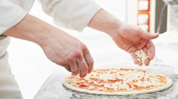 homem prepara uma pizza #paratodosverem