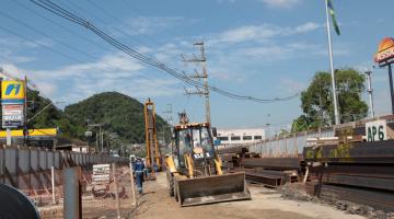 Obras do viaduto da entrada de Santos avançam com estaqueamento 