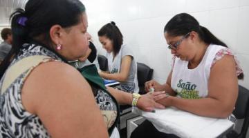 mulher faz a unha de cliente no salão #paratodosverem 