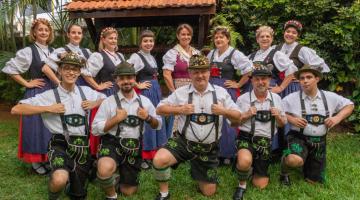grupo está com roupas típicas #pracegover
