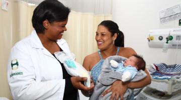 mulher com bebê sorri para enfermeira #paratodosverem 
