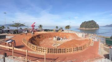 estrutura de pista de skate com muros. ao fundo, o  mar e a ilha de urubuqueçaba. #paratodosverem
