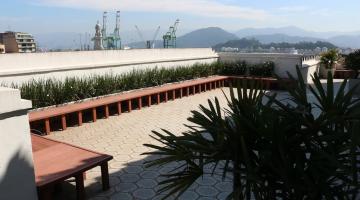 vista geral de área ao ar livre no 5º e último andar do paço paço, com bancos de madeira e plantas. #paratodosverem