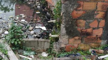 Funcionários realizam limpeza em canal #paratodosverem