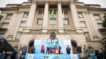 Podio da corrida em frente à Prefeitura. #Paratodosverem