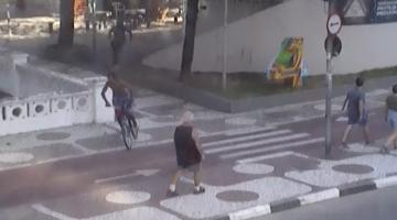 Câmeras flagram suspeito fugindo de bicicleta #paratodosverem 