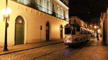 bonde na frente do museu pelé à noite #paratodosverem